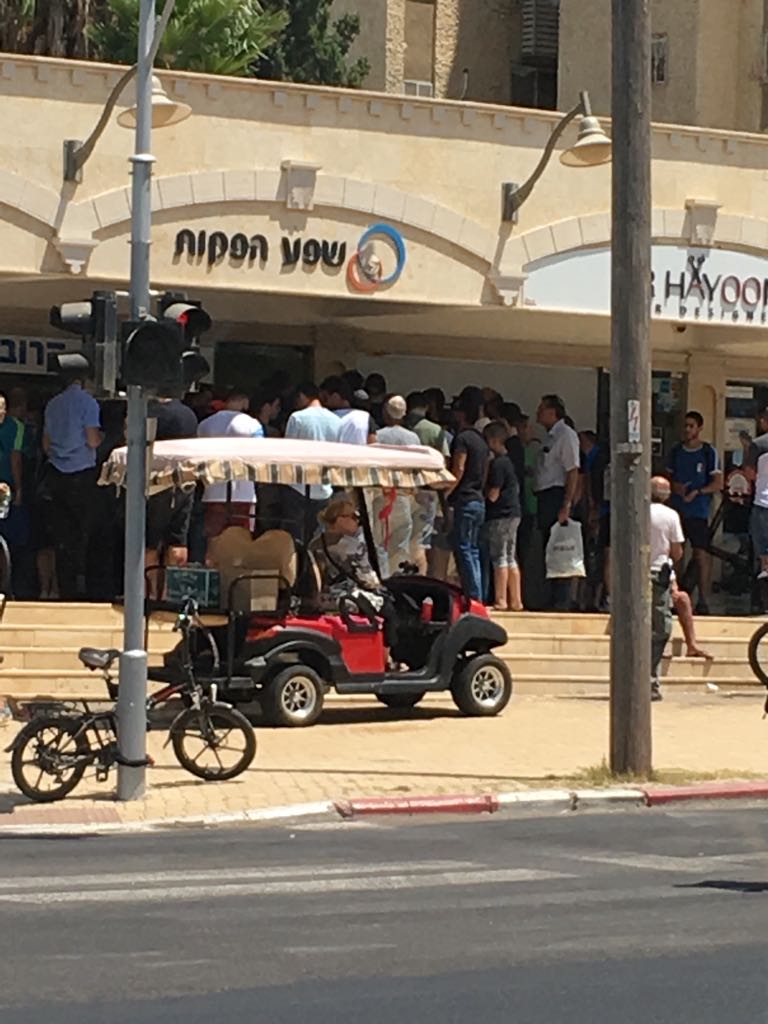 תור ארוך לרכישת כרטיסים למשחק. במקום בעלי מנויים שוויתרו (צילום: אבי לוי)